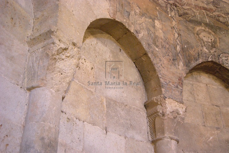 Detalle de los arcos ciegos del ábside