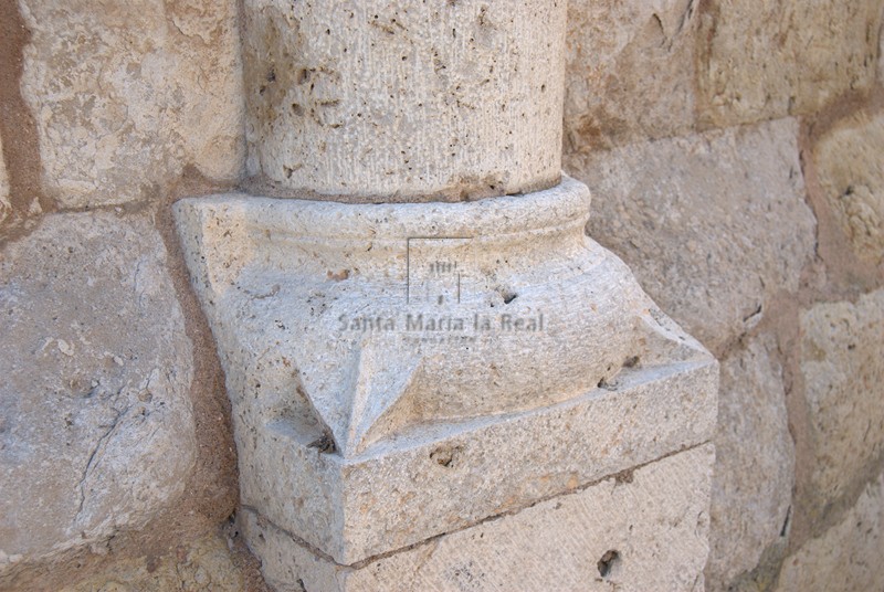 Detalle de la basa de una columna del ábside