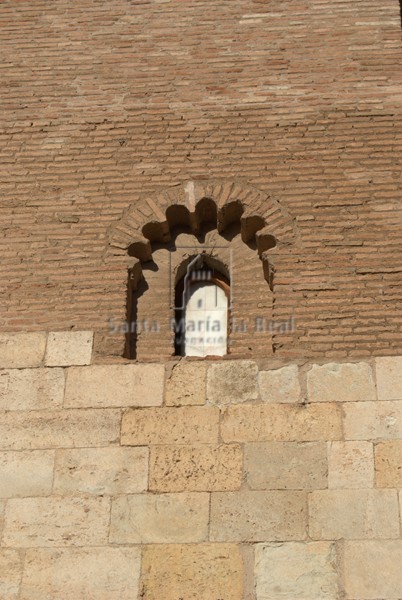 Ventana del presbiterio en el muro sur