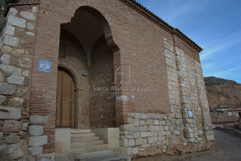 Puerta de ingreso en el muro sur