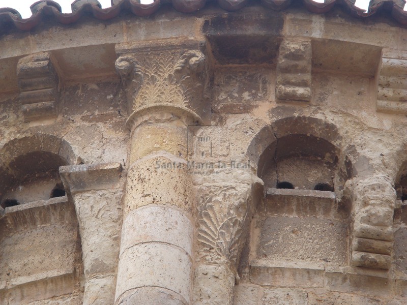 Detalle de la cornisa y arquillos ciegos del ábside