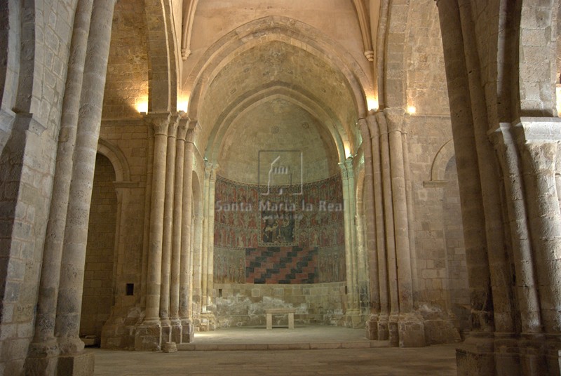 Vista del interior hacia la cabecera