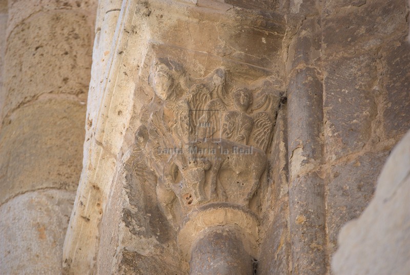 Capitel sur de la ventana absidial