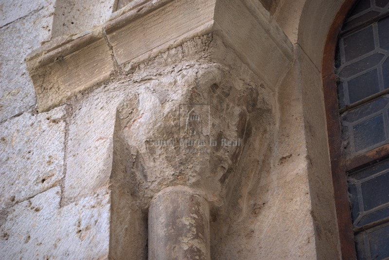 Detalle de capitel de la ventana norte del presbiterio