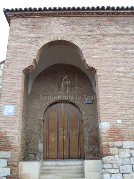 Pórtico de entrada y arco de ingreso