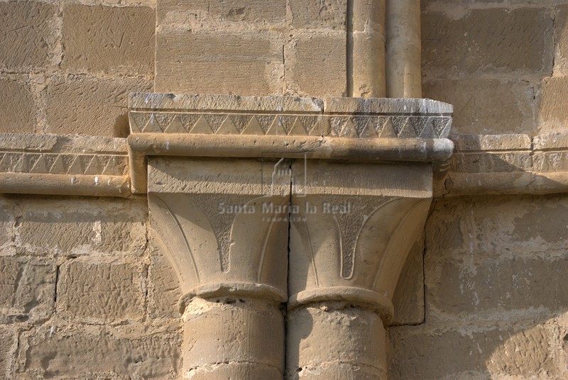 Detalle de los capiteles del arco de paso del ábside al presbiterio del lado norte