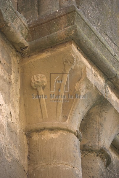 Detalle de capitel del arco de paso del ábside al presbiterio del lado sur