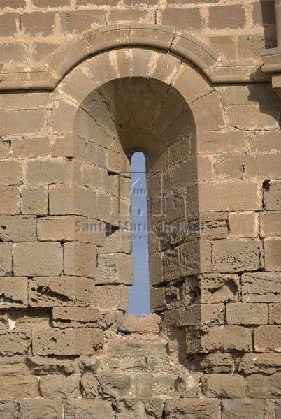 Detalle de un vano al interior del ábside