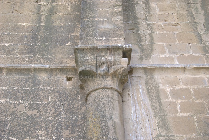 Detalle de columna adosada en el muro sur