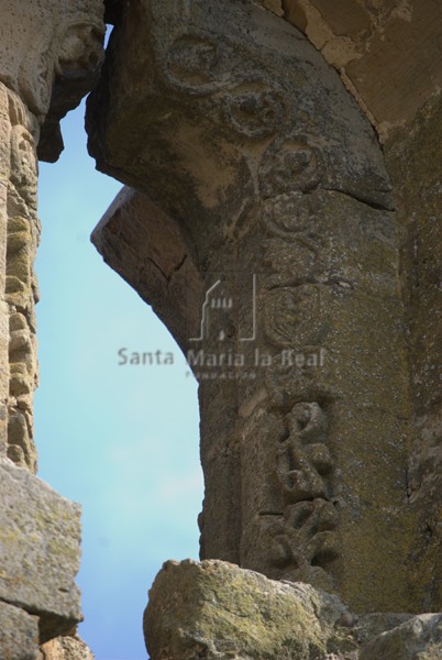 Detalle de la decoración del arco interior de la ventana superior del muro occidental