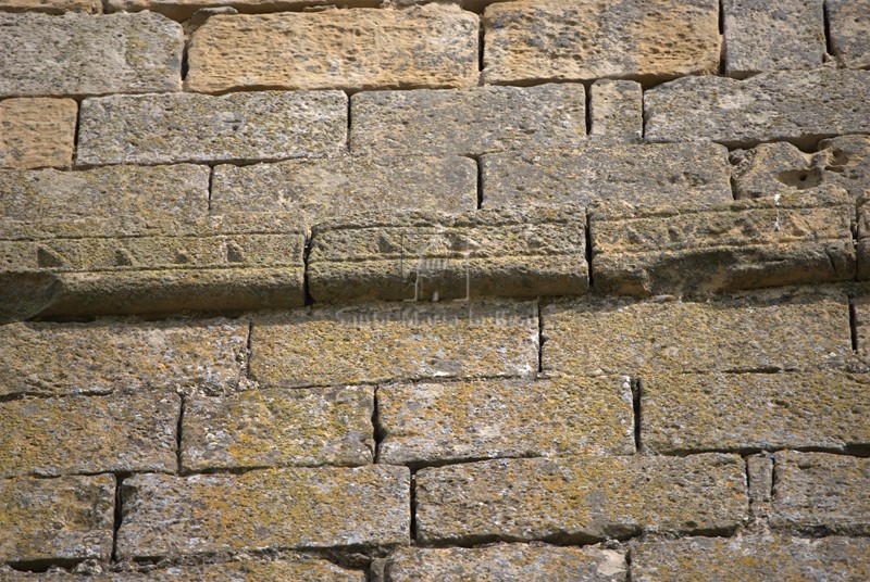 Detalle de la imposta de la torre de triángulos excavados