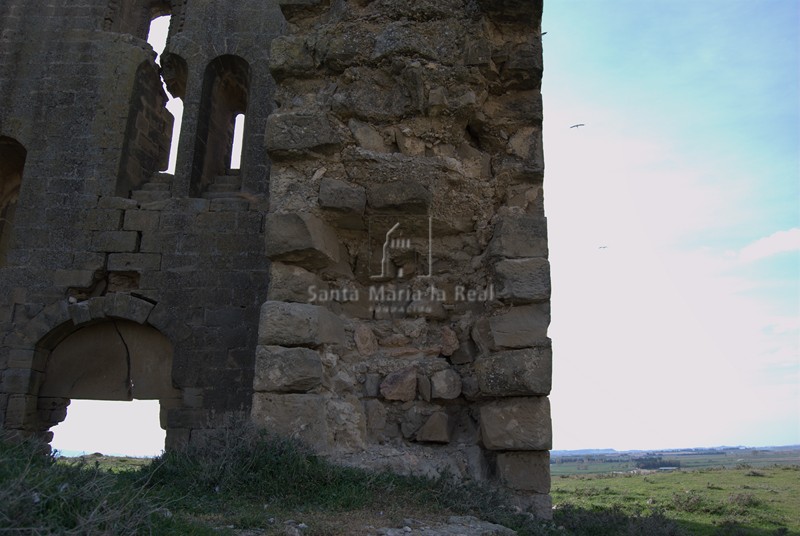 Detalle los restos del muro norte e interor de la iglesia