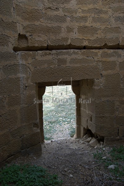 Vista de la puerta de la torre meridional desde el interior