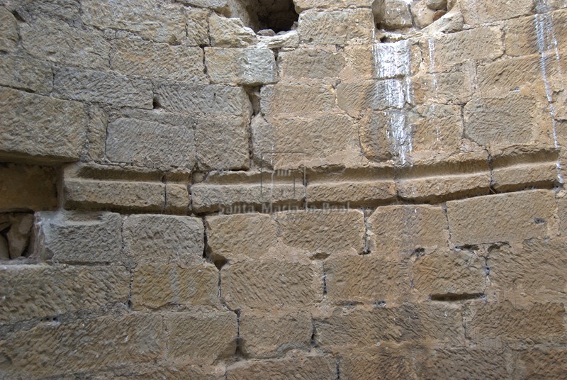 Restos de mechinales y anclajes en el interior de la torre septentrional
