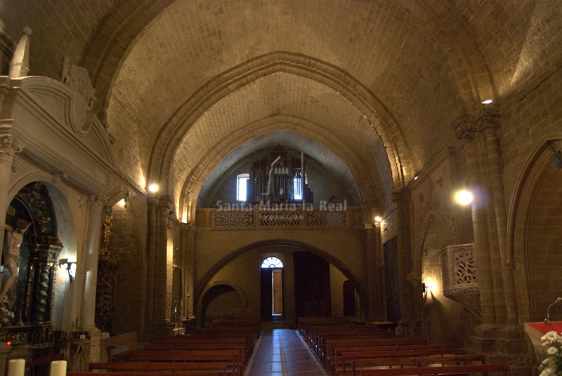 Interior de la nave hacia los pies del templo