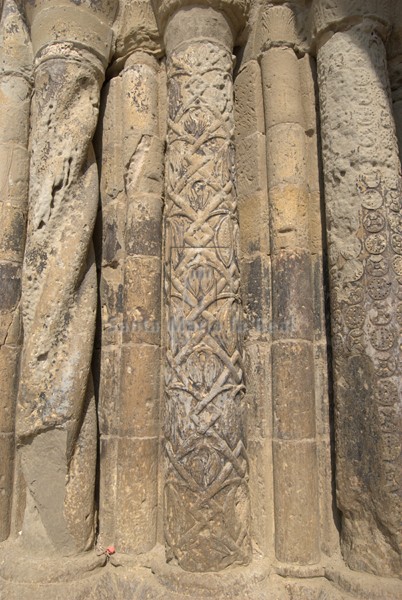 Grupo de columnas de la portada sur lado occidental