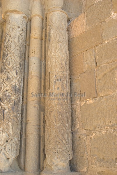 Detalle de las dos primeras columnas del lado oriental de la portada sur