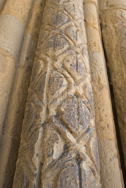 Detalle del fuste de la segunda columna de la portada sur, lado oriental