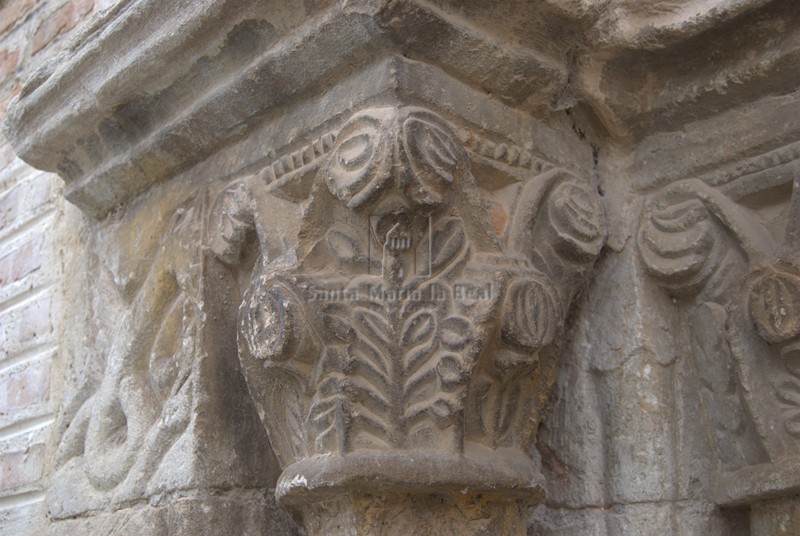 Capitel exterior del lado oriental de la portada norte