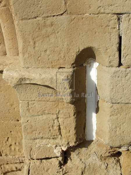 Ventana aspillada en el muro occidental