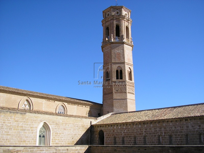 Galería superior del claustro y torre