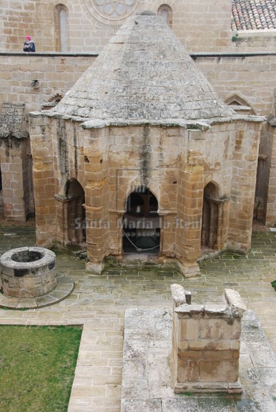 Lavatorio y pozo del claustro