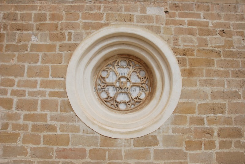 Rosetón de la iglesia desde el exterior