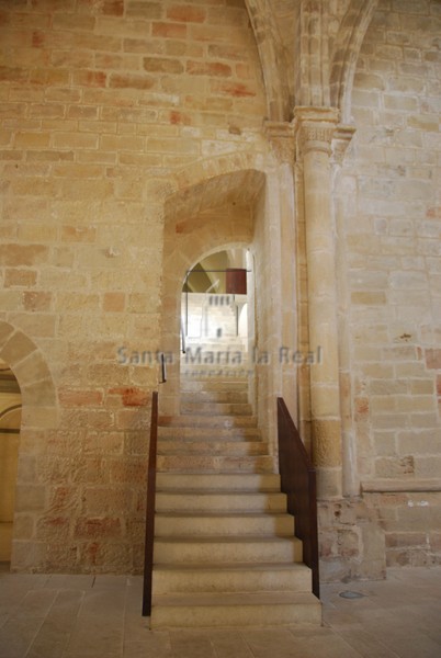 Escalera de acceso desde la iglesia hasta el dormitorio