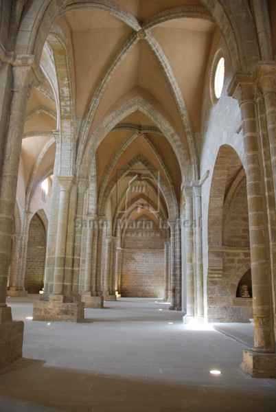 Vista de la nave del Evangelio hacia los pies del templo