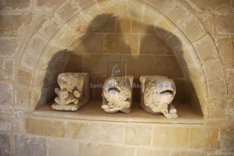 Arcosolio de la Capilla del Santo Cristo que alberga esculturas de leones