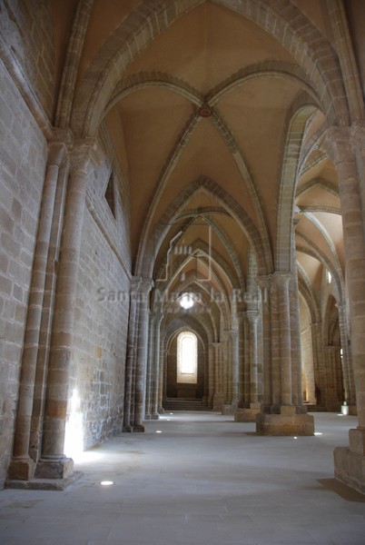 Vista de la nave del Evangelio desde los pies del templo