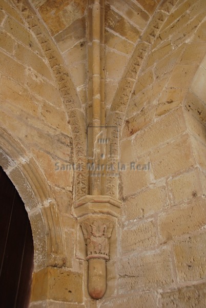 Capitel en cul de lamp en el claustro