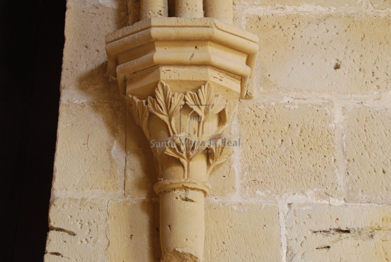 Detalle de capitel en cul de lamp en el claustro