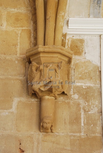 Detalle de capitel en cul de lamp en el claustro