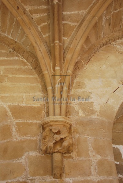 Detalle de capitel en cul de lamp en el claustro