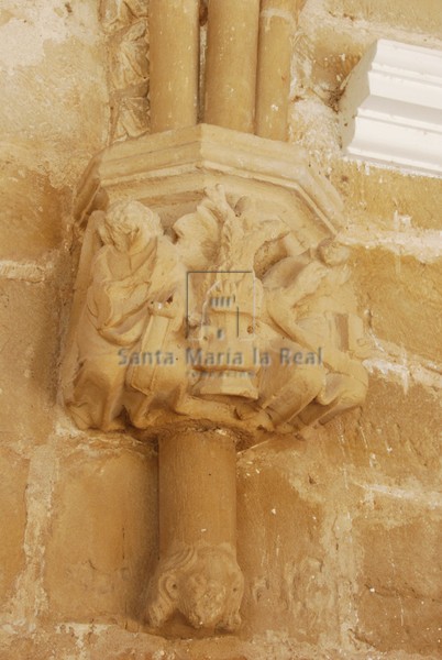 Detalle de capitel en cul de lamp en el claustro