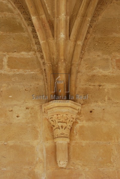 Detalle de capitel en cul de lamp en el claustro