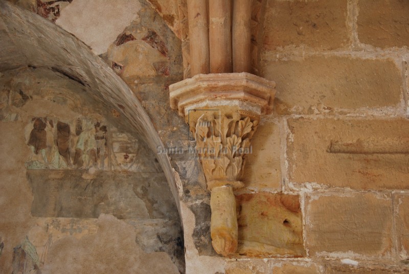 Detalle de capitel en cul de lamp en el claustro