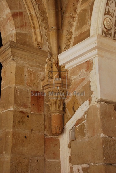 Detalle de capitel cup de lamp en el claustro