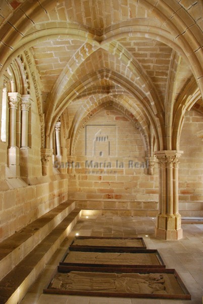 Interior de la Sala Capitular, con laudas abaciales