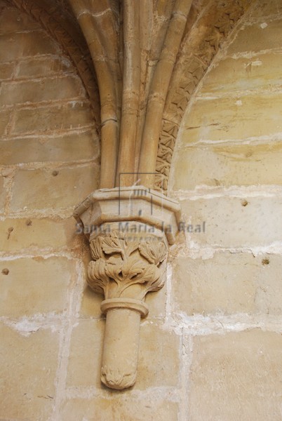 Detalle de capitel en cul de lamp en el claustro