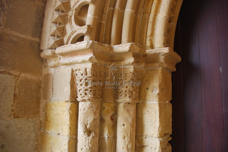 Capiteles del lado izquierdo de la portada de acceso al claustro