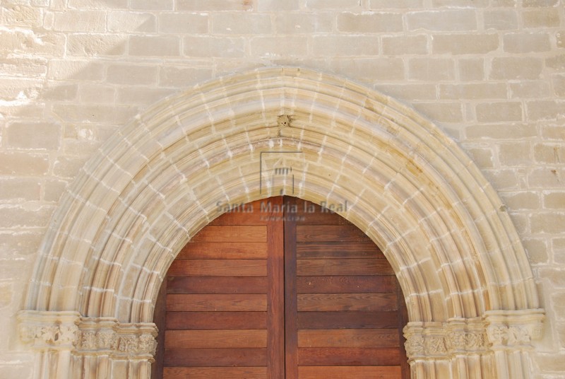 Detalle de la portada occidental de la iglesia