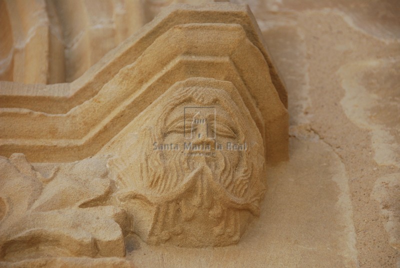 Detalle de los capiteles de la portada occidental de la iglesia