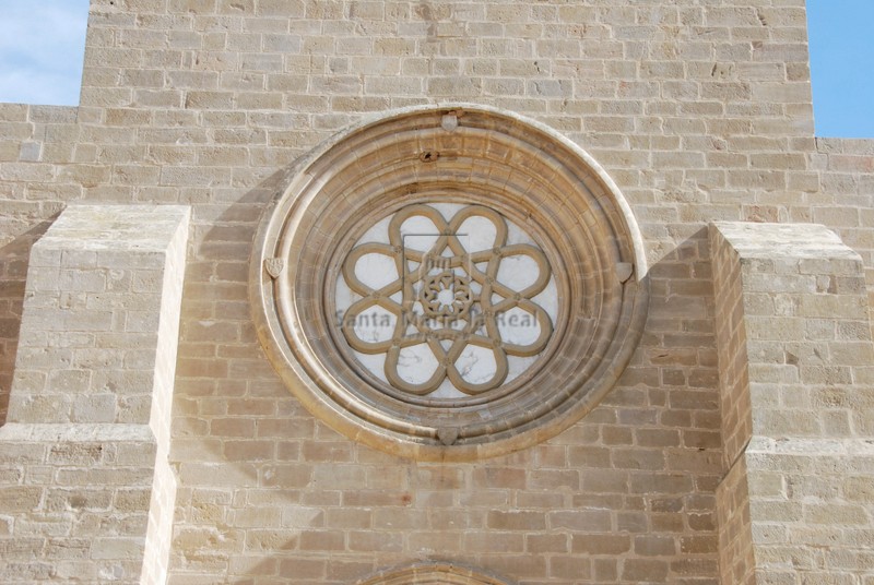 Rosetón de la fachada occidental de la iglesia