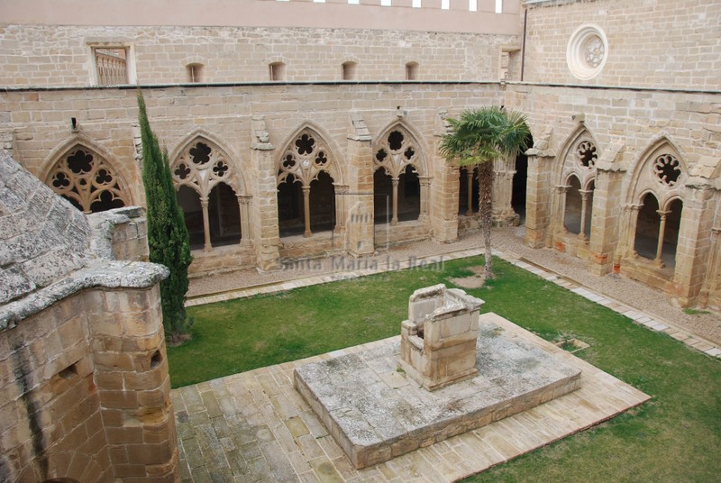 Vista del claustro desde la galería superior (pantas sur y este)