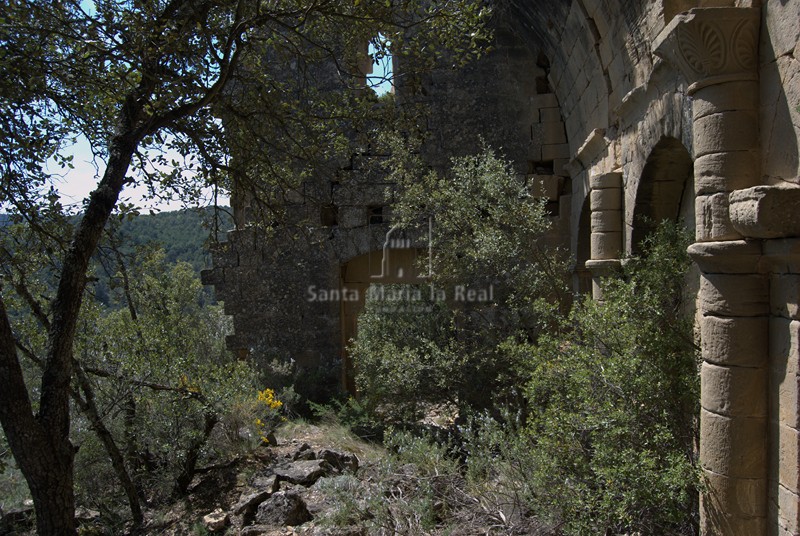 Vista de los restos de la ermita de San Miguel de Cheulas