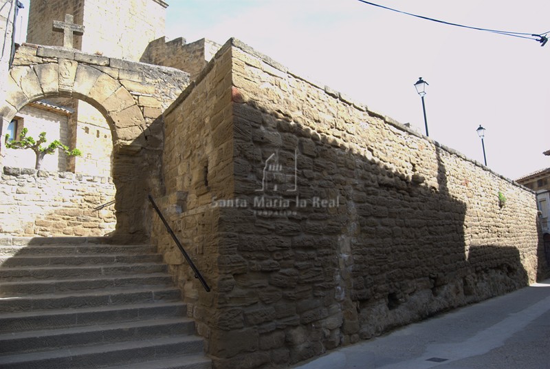 Arco y escalinata de acceso al templo