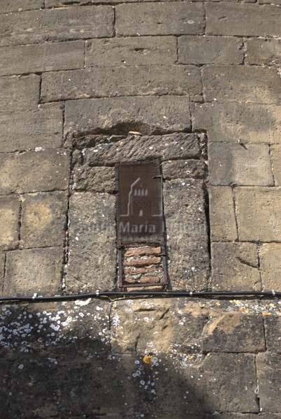 Detalle de vano en el ábside correspondiente a la cripta