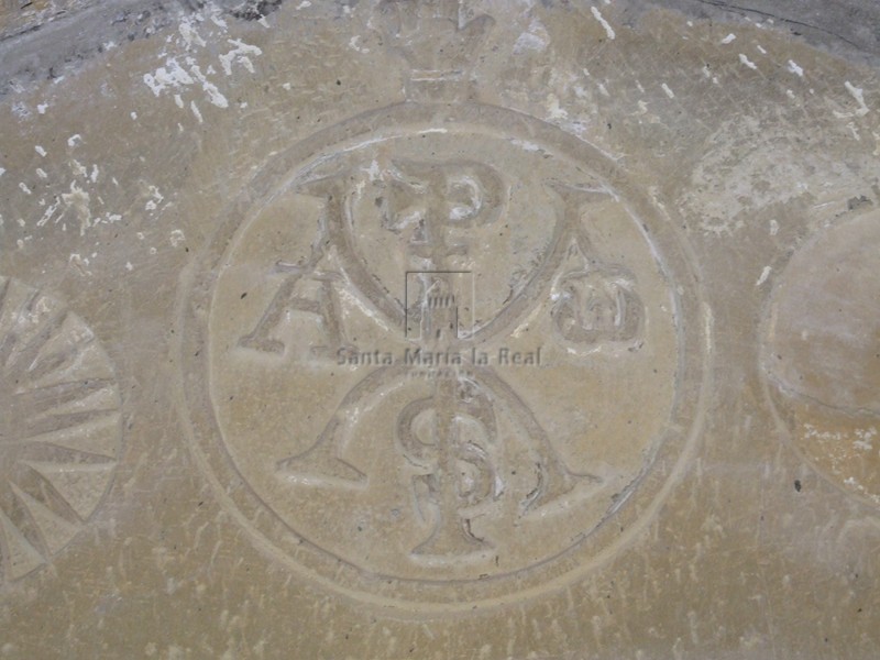 Detalle del Crismón de la portada de acceso
